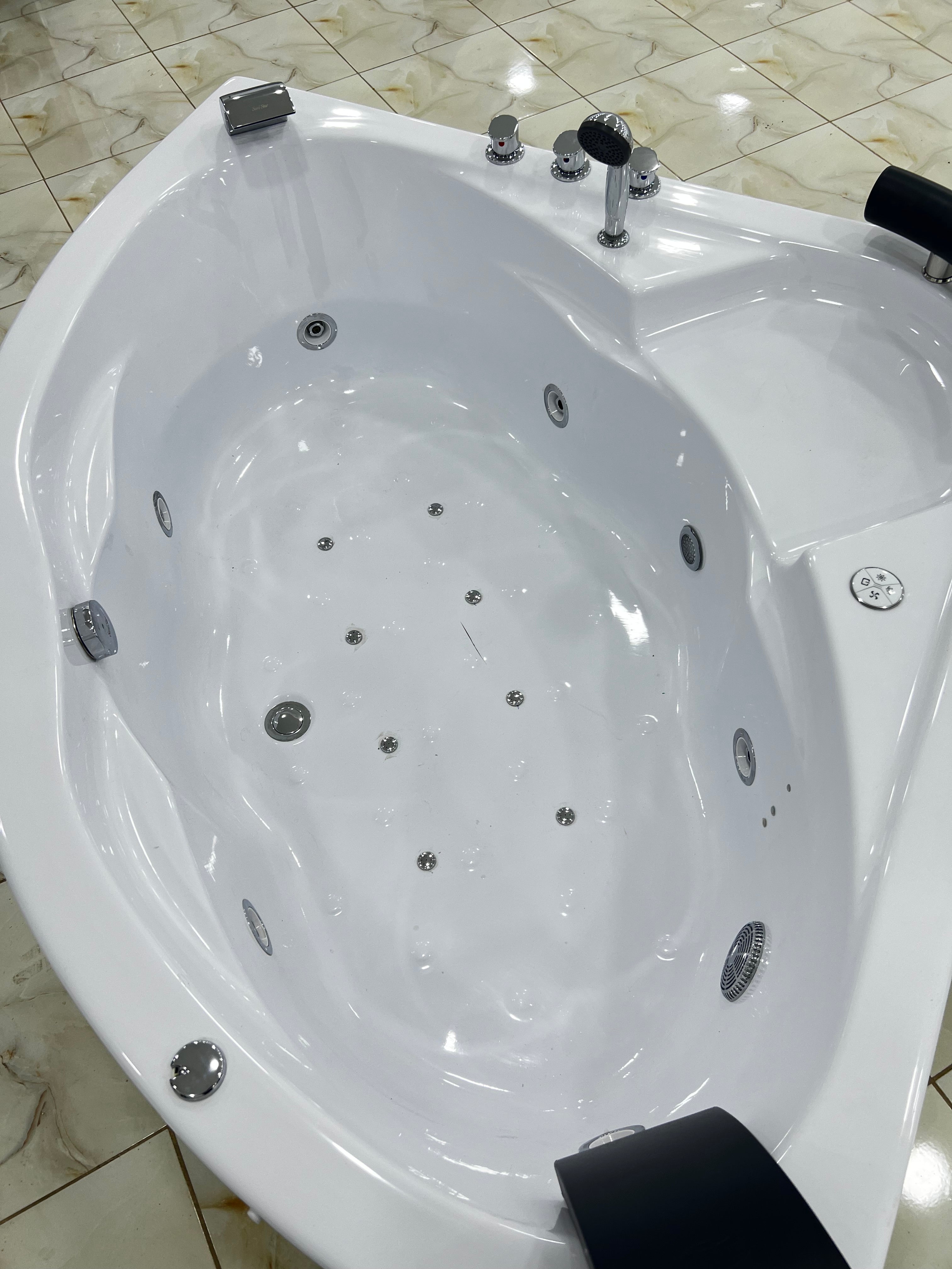 Jaccuzi  140/140/60 Avec Spot et 2 Moteur et 1 place