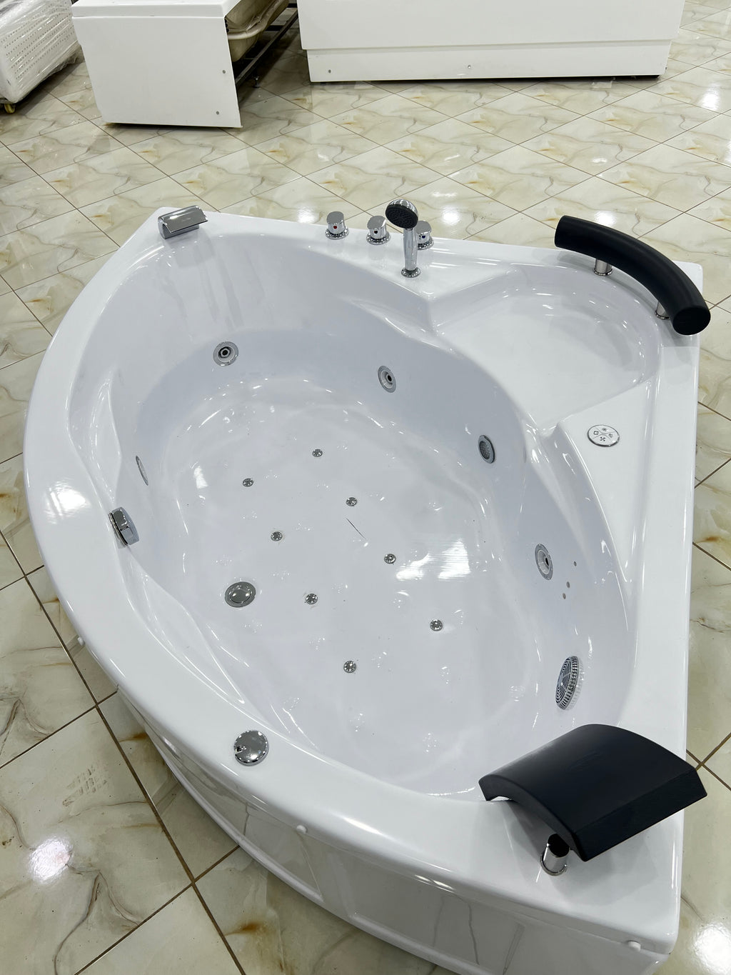 Jaccuzi  140/140/60 Avec Spot et 2 Moteur et 1 place