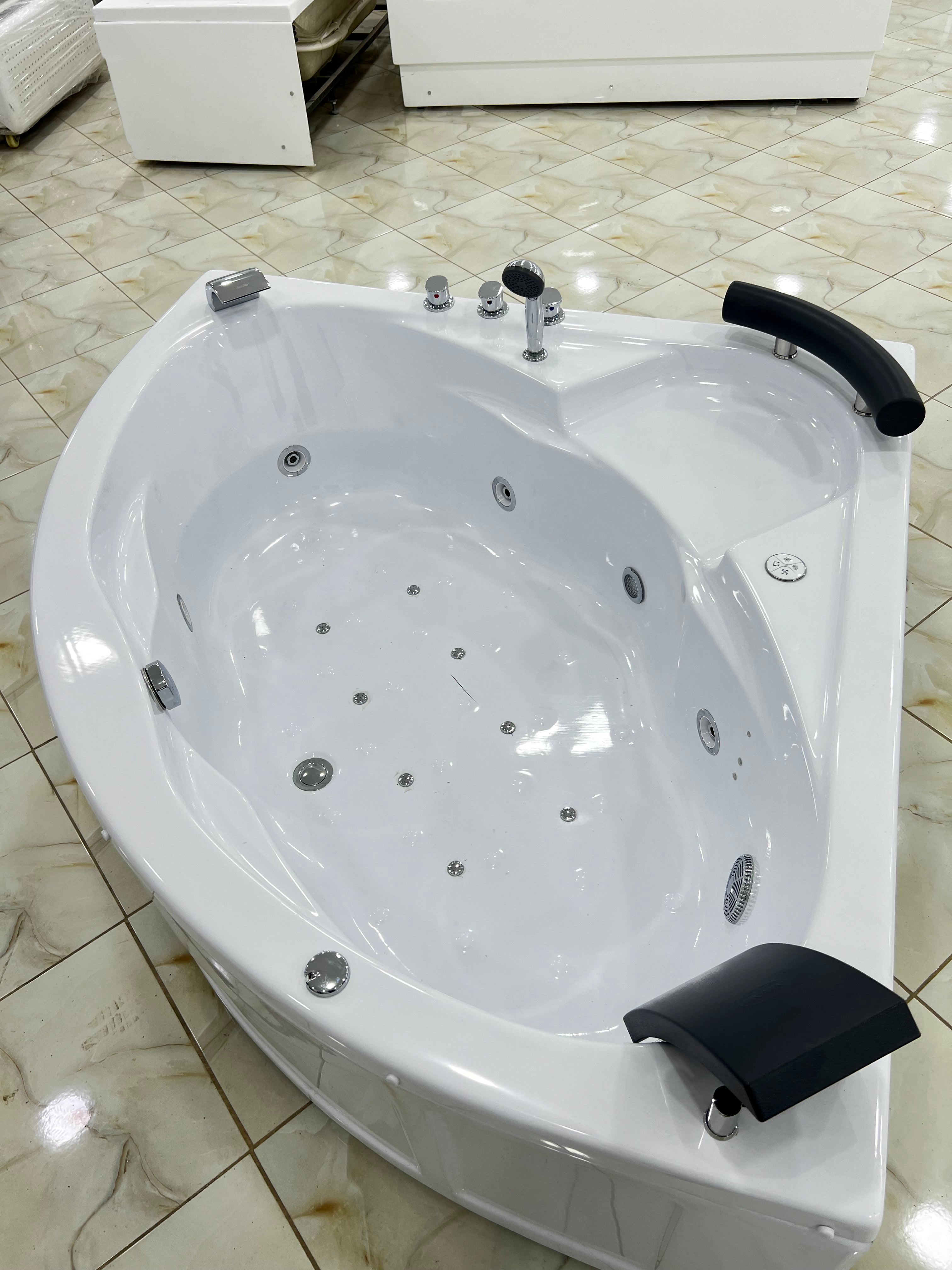 Jaccuzi  140/140/60 Avec Spot et 2 Moteur et 1 place