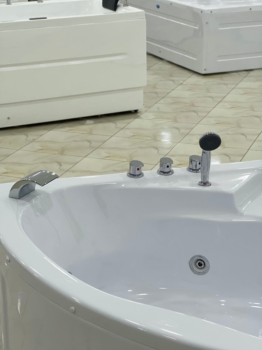 Jaccuzi  140/140/60 Avec Spot et 2 Moteur et 1 place