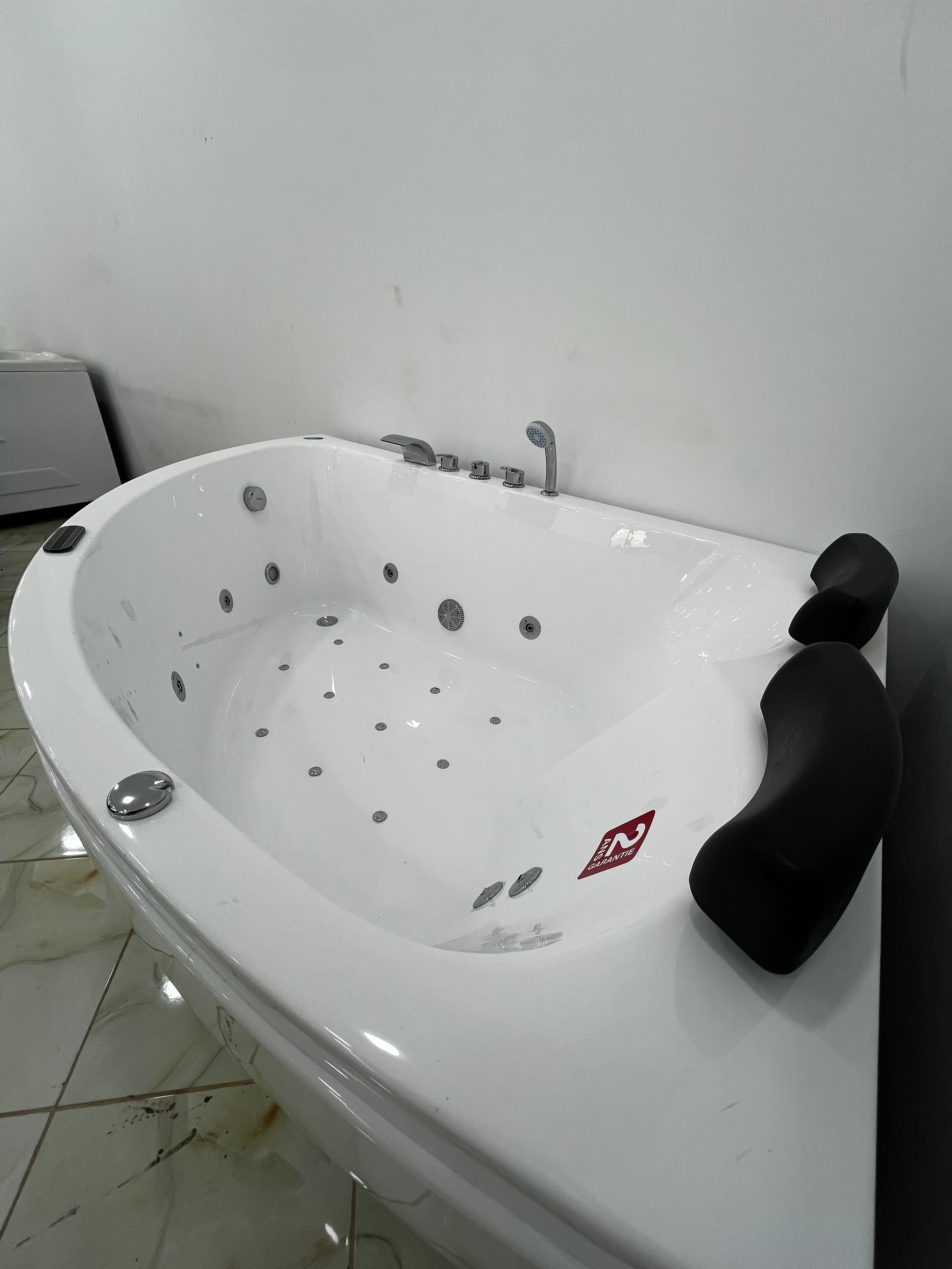 Jaccuzi 170/113 Avec Spot et 2 Moteur et 2 place