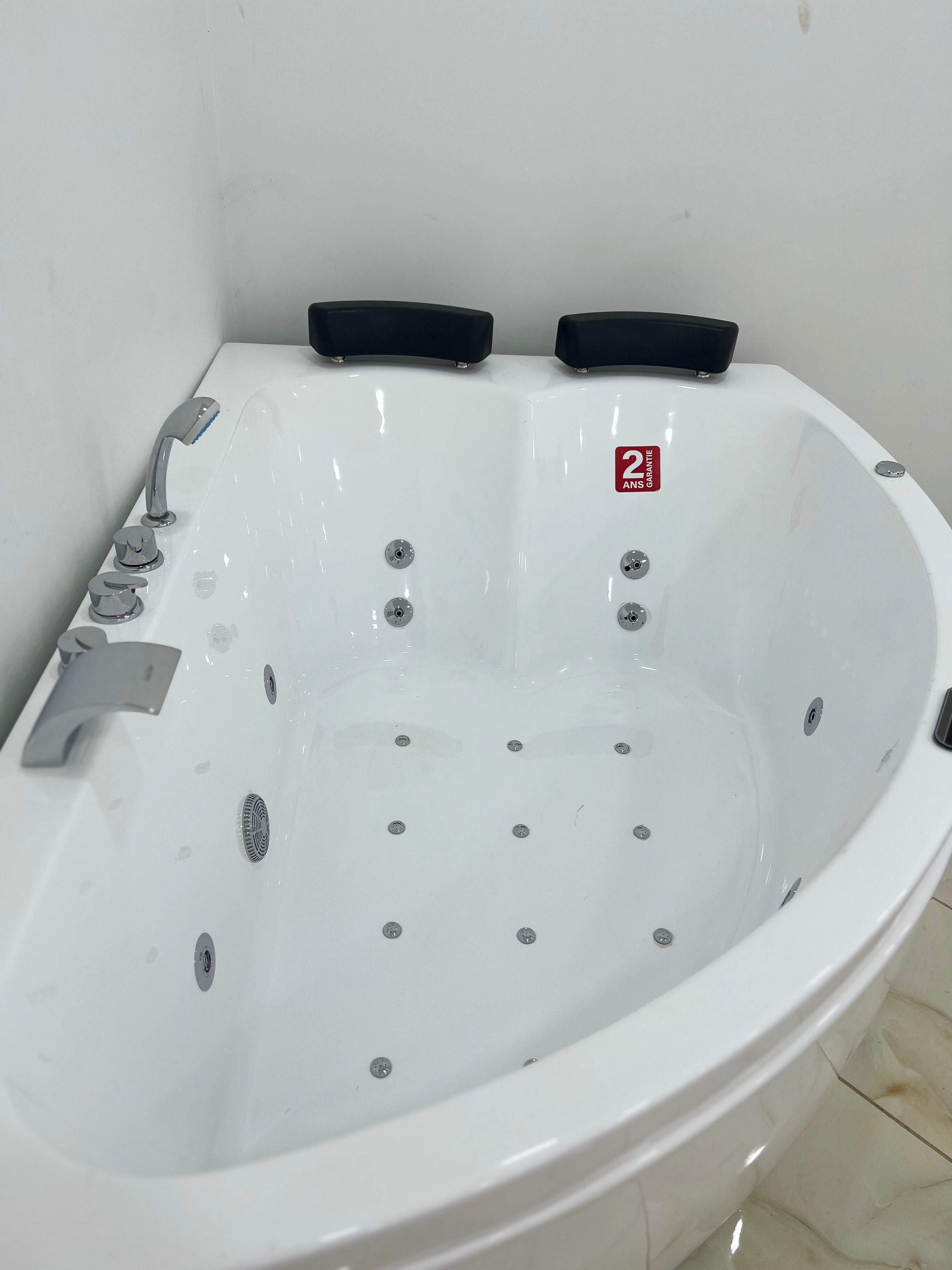 Jaccuzi 170/113 Avec Spot et 2 Moteur et 2 place