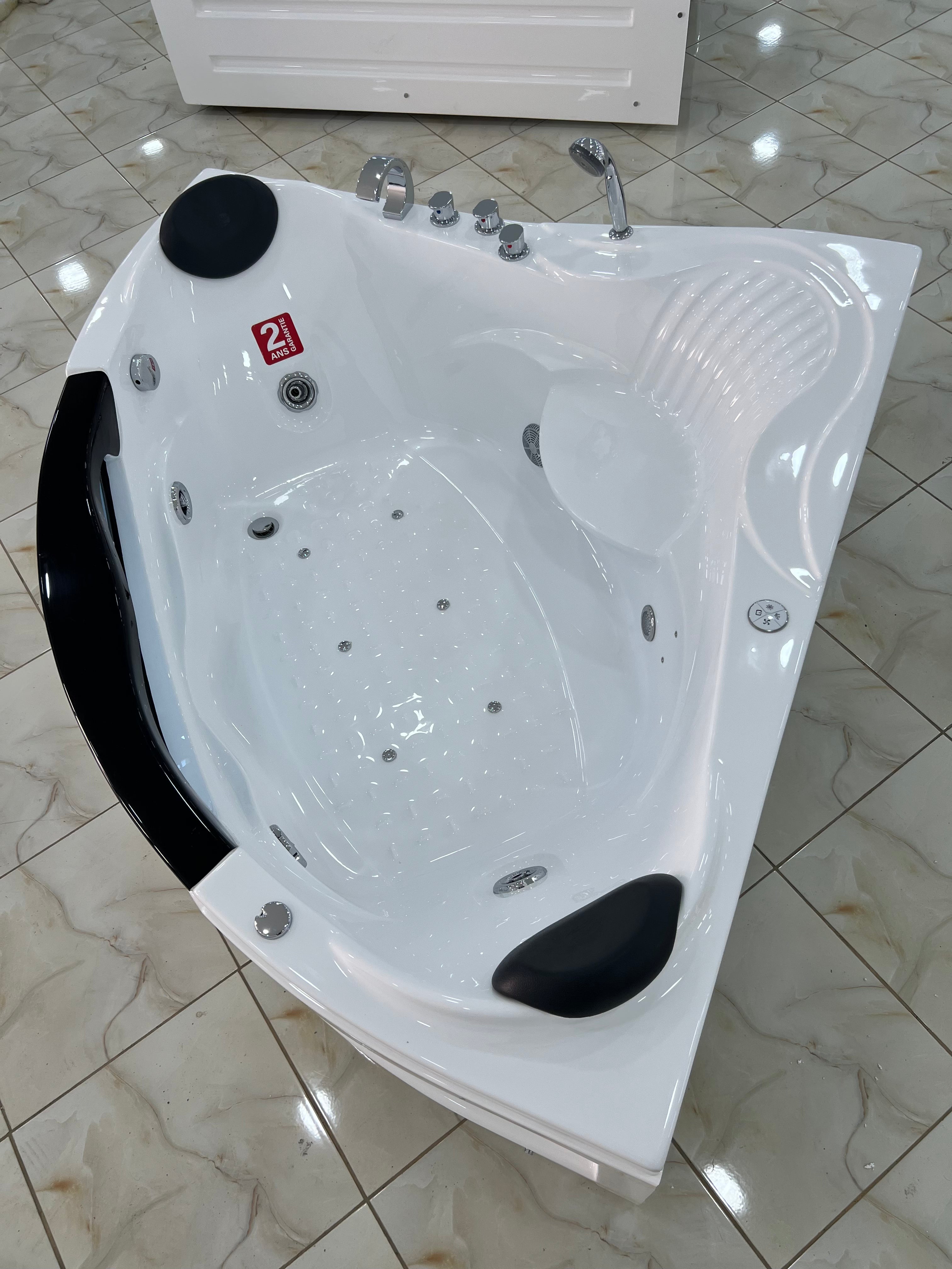 Jaccuzi 150/150/60 Avec Spot et 2 Moteur et 2 place