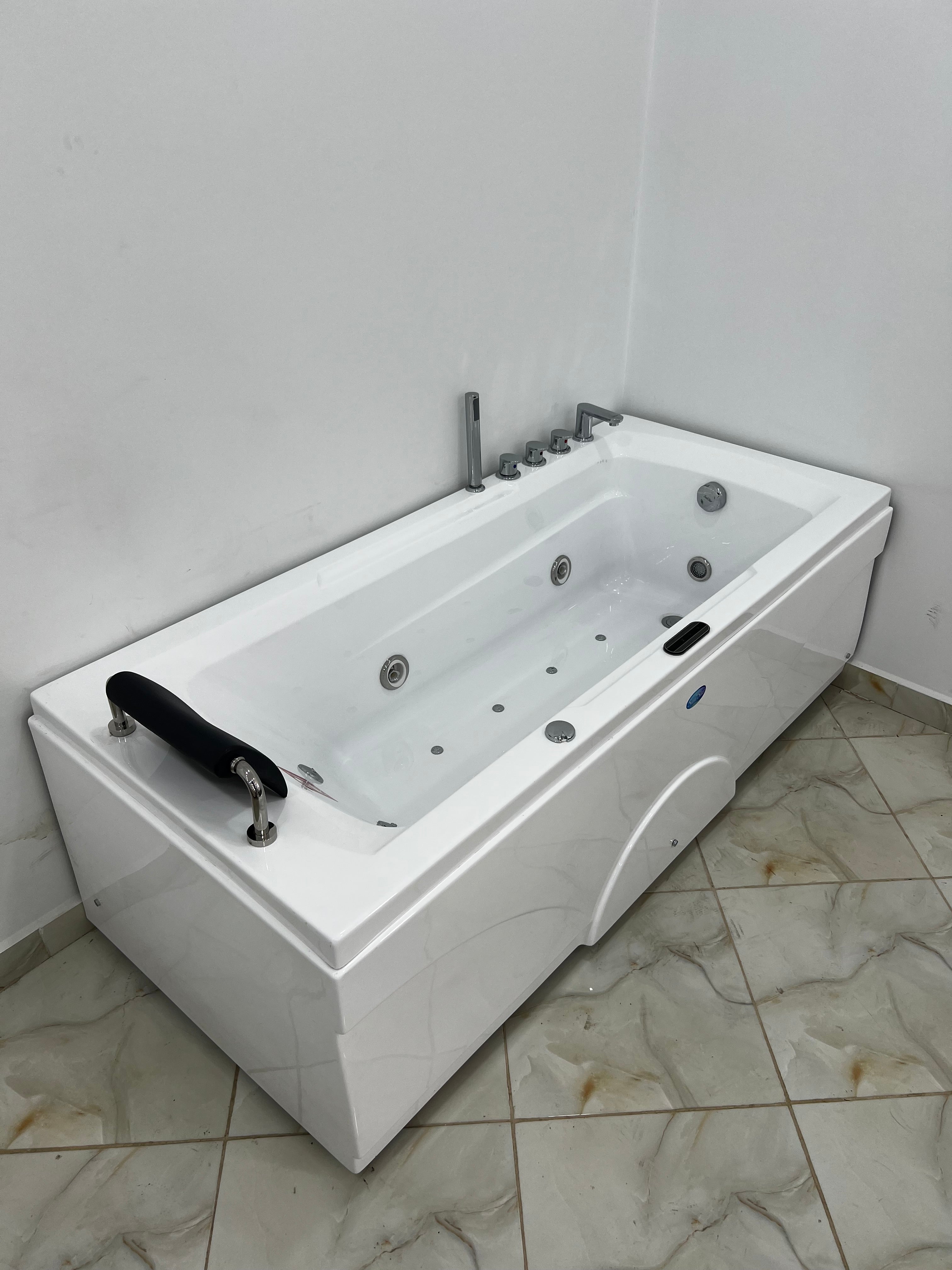 Jaccuzi Temacine 170/75/55 Avec Spot et 2 Moteur et 1 place