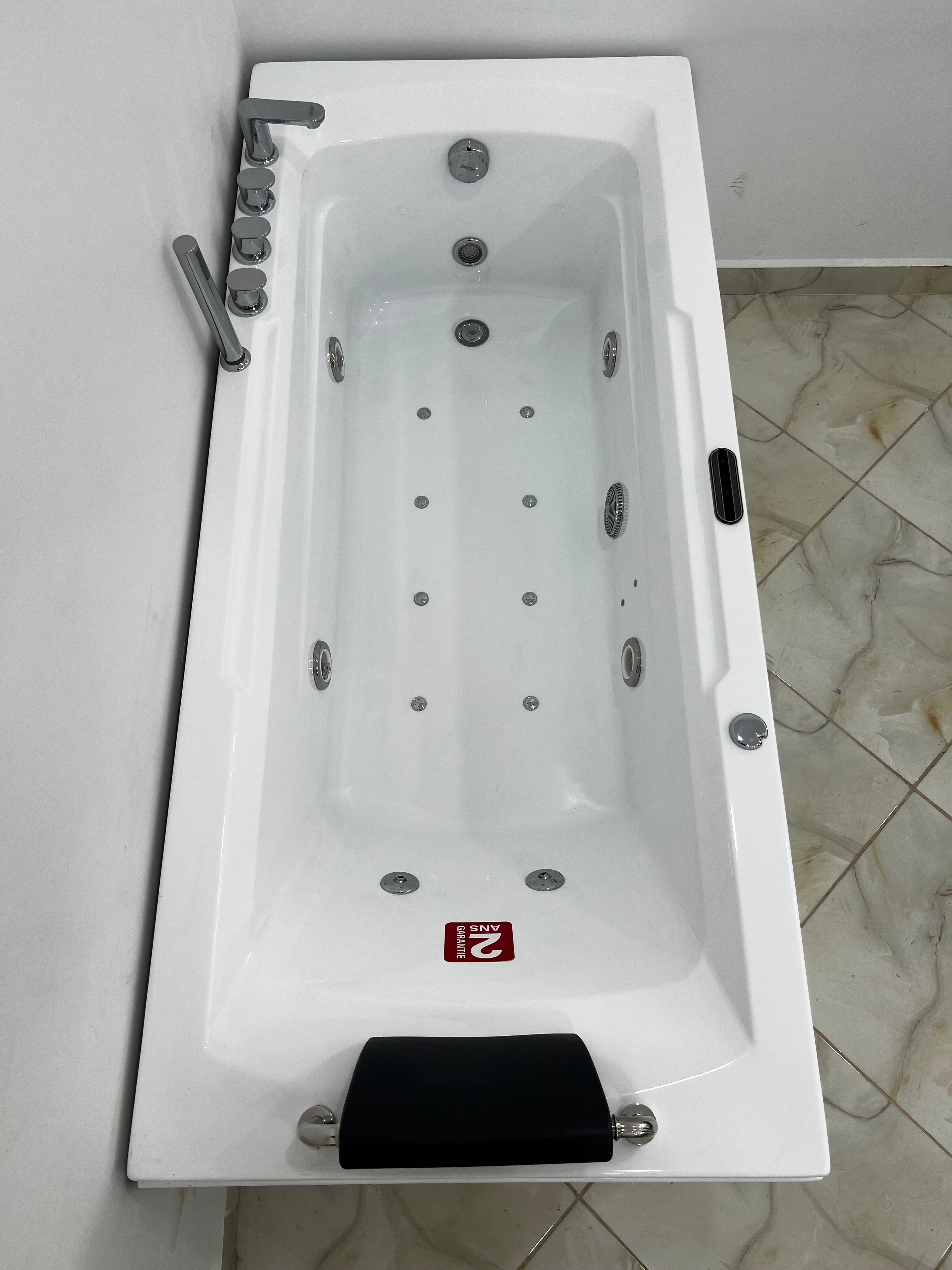 Jaccuzi Temacine 170/75/55 Avec Spot et 2 Moteur et 1 place
