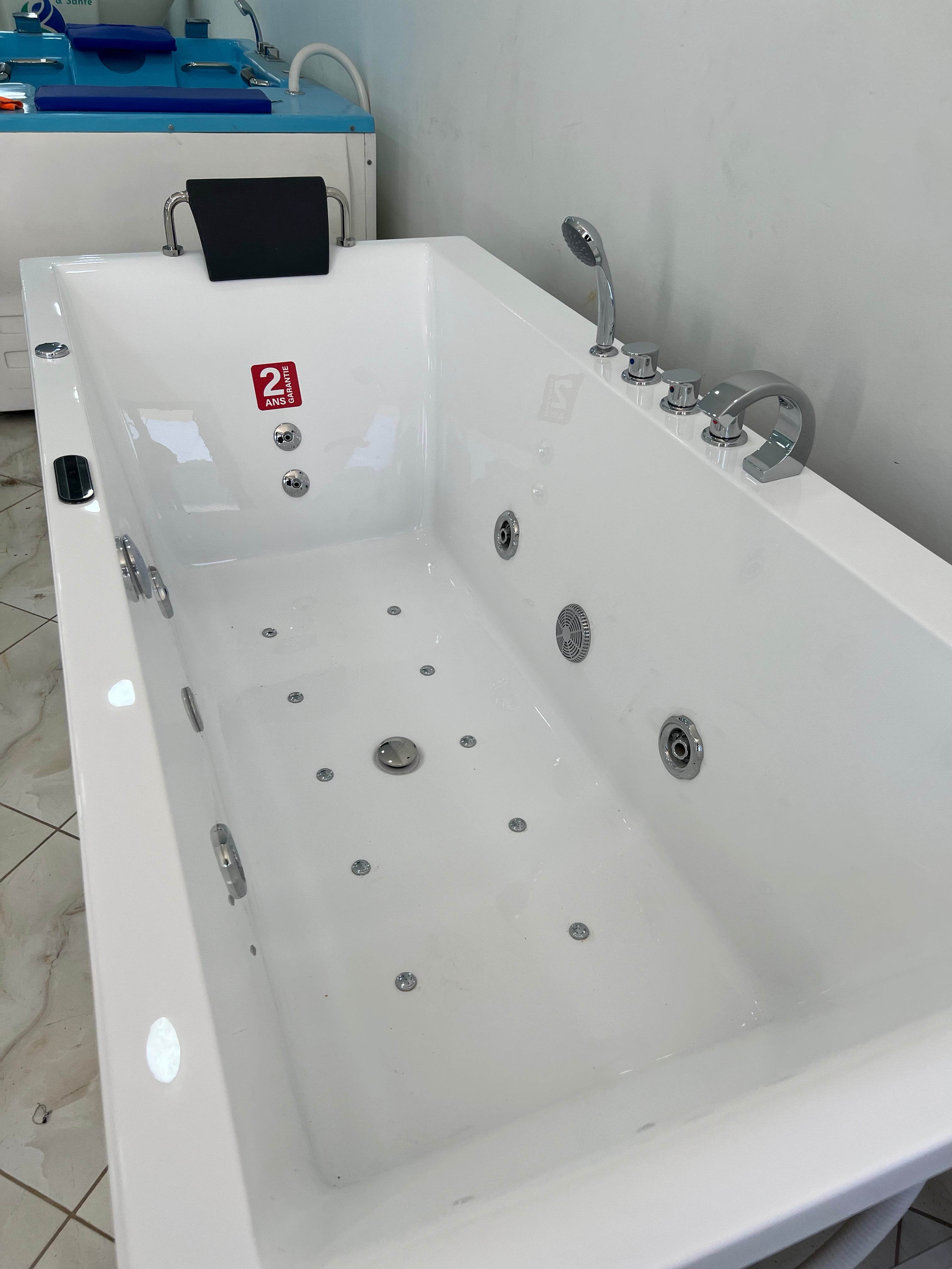 Jaccuzi 190/90/70 Avec Spot et 2 Moteur