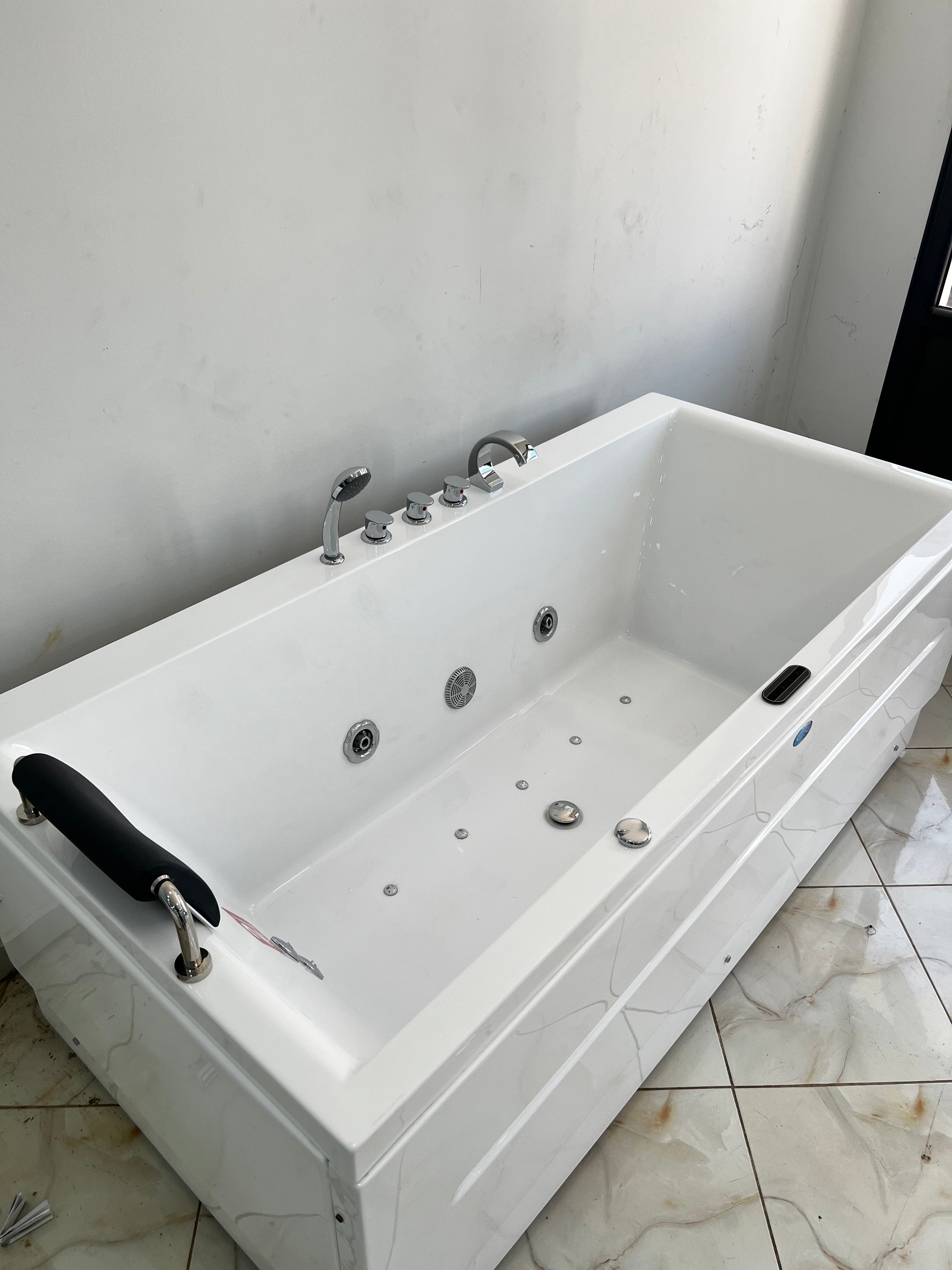 Jaccuzi 190/90/70 Avec Spot et 2 Moteur