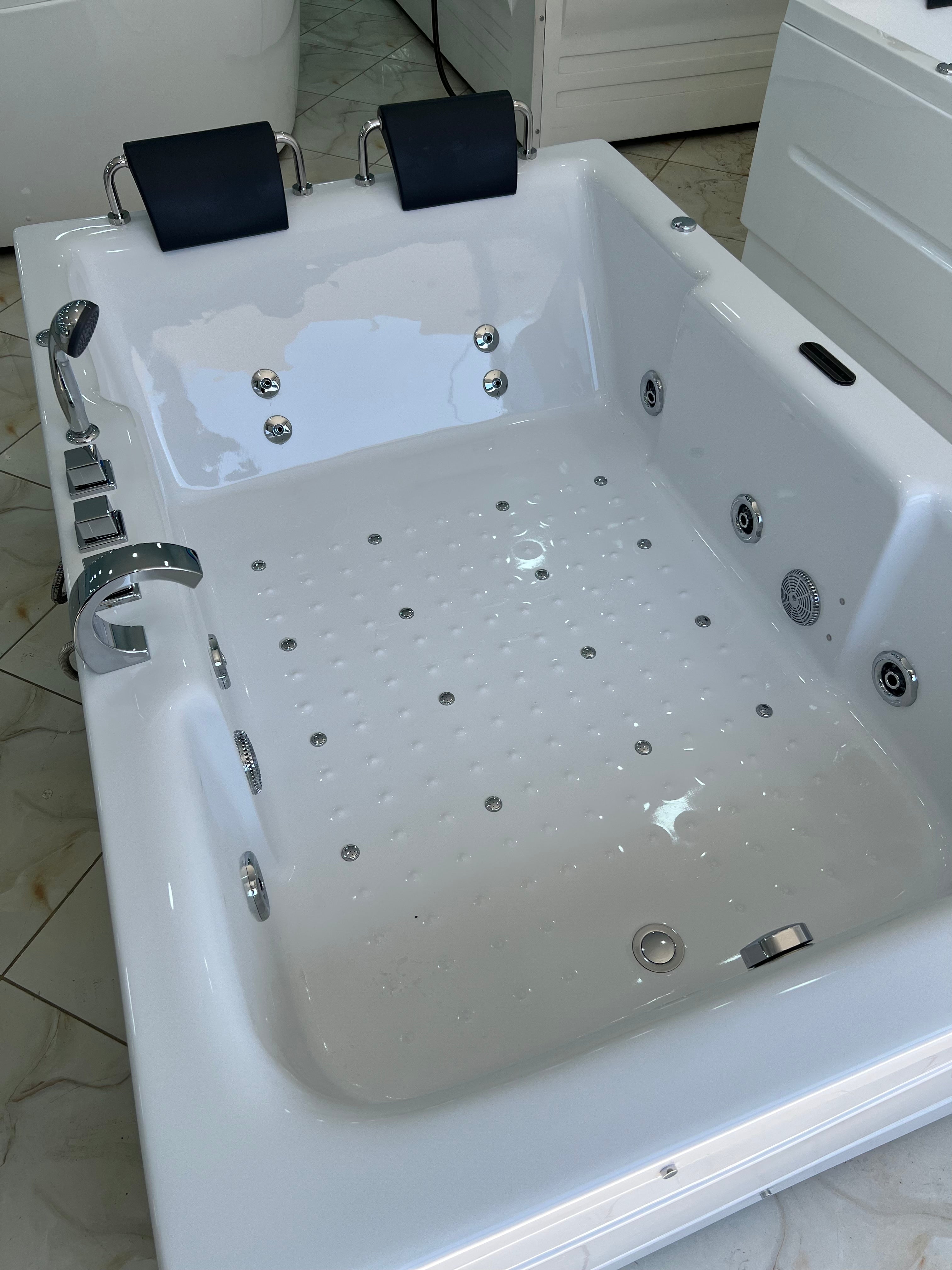 Jaccuzi Zemmouri 180/120/55 Avec Spot et 3 Moteur et 2 place
