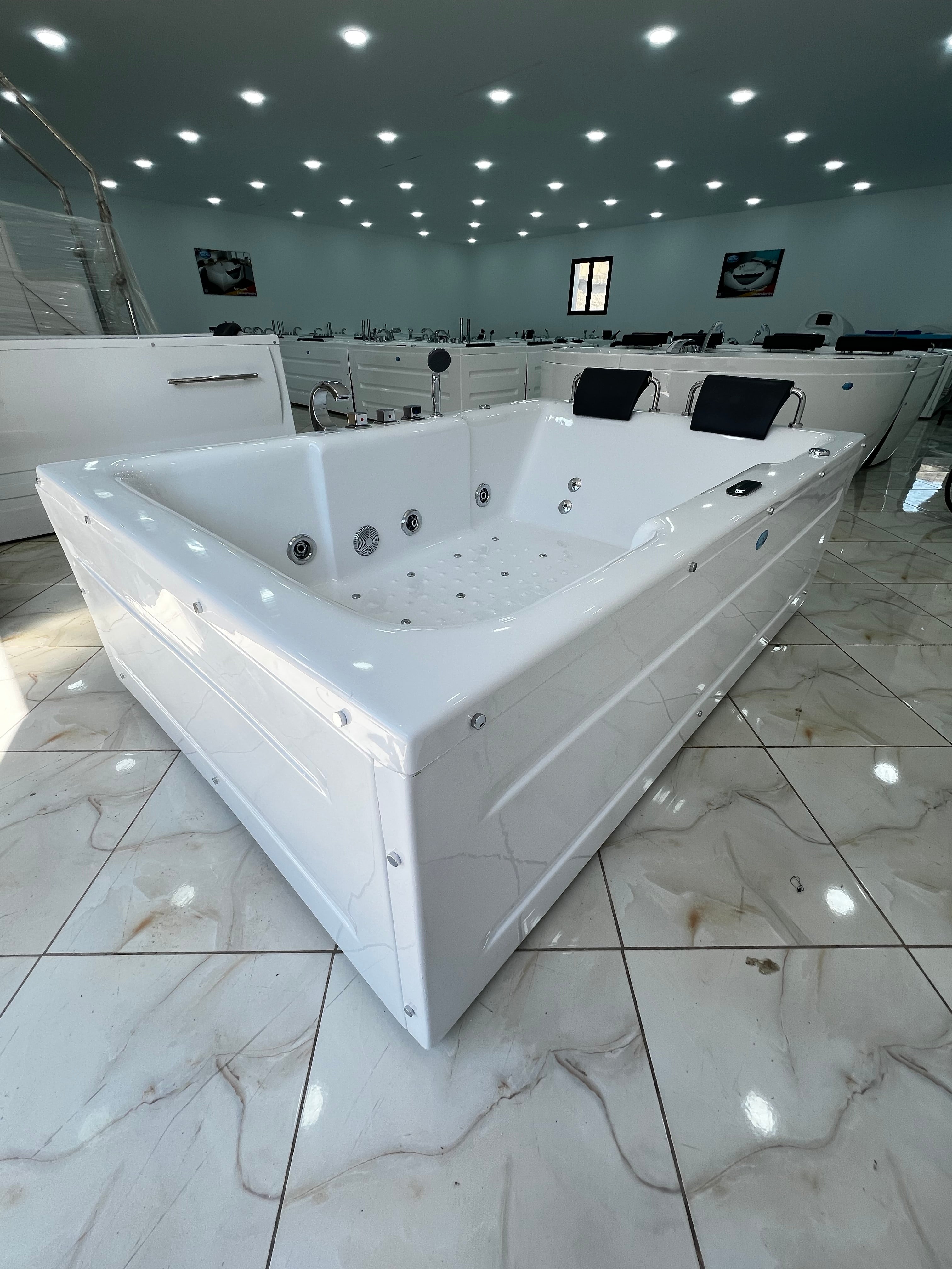 Jaccuzi Zemmouri 180/120/55 Avec Spot et 3 Moteur et 2 place