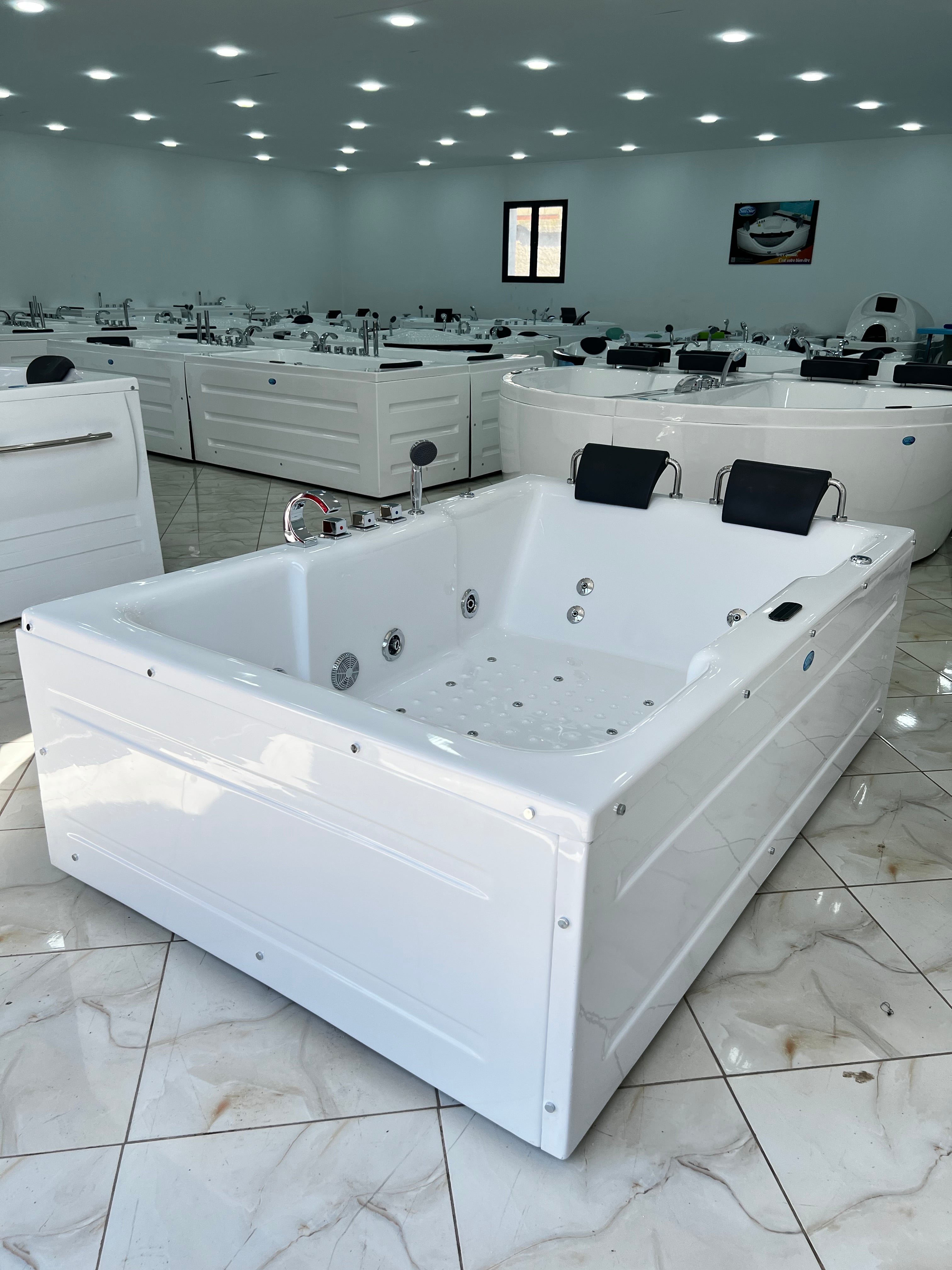 Jaccuzi Zemmouri 180/120/55 Avec Spot et 3 Moteur et 2 place
