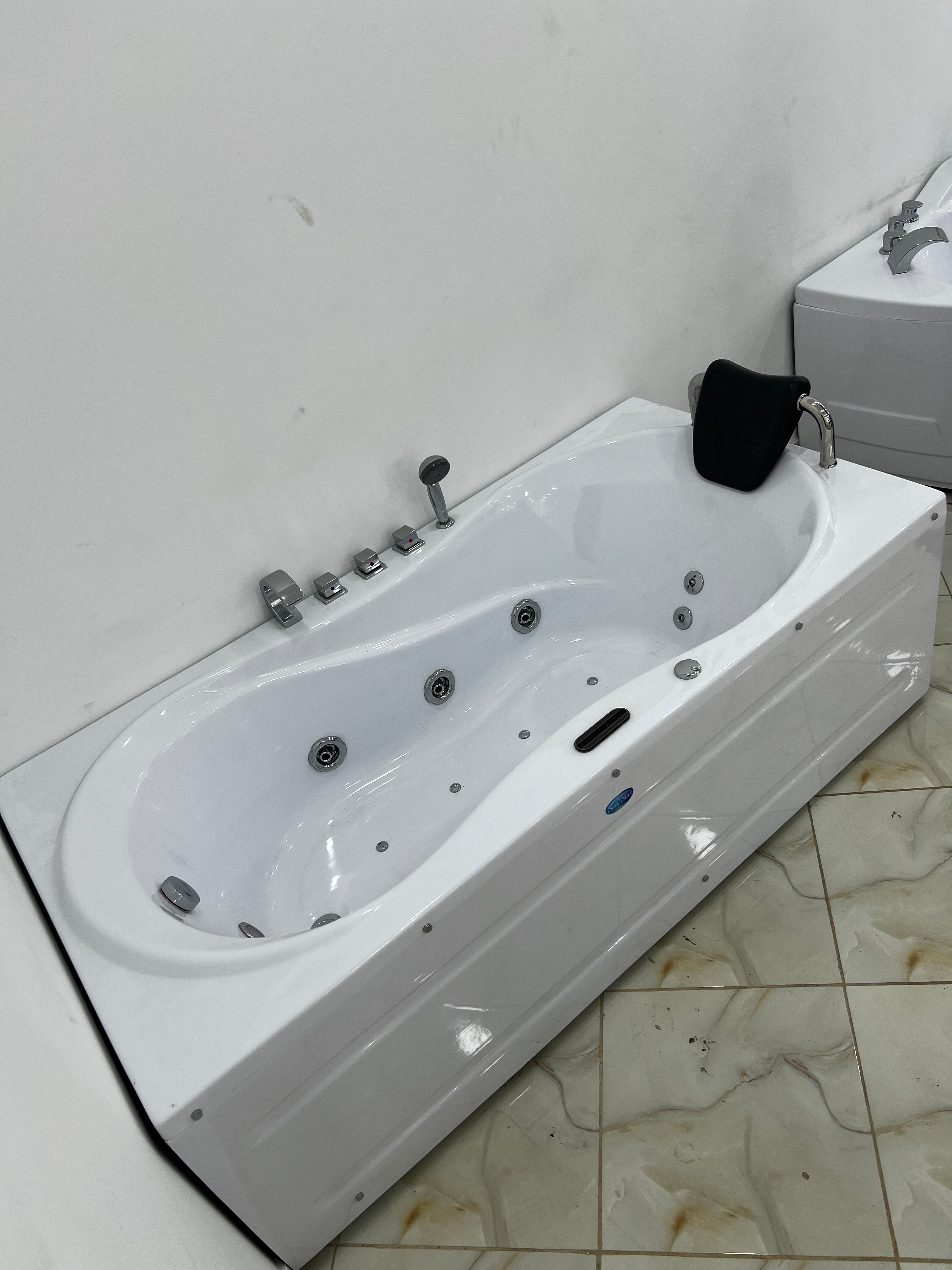 Jaccuzi Jurjura 180/90/55 Avec Spot et 2 Moteur et 1 place