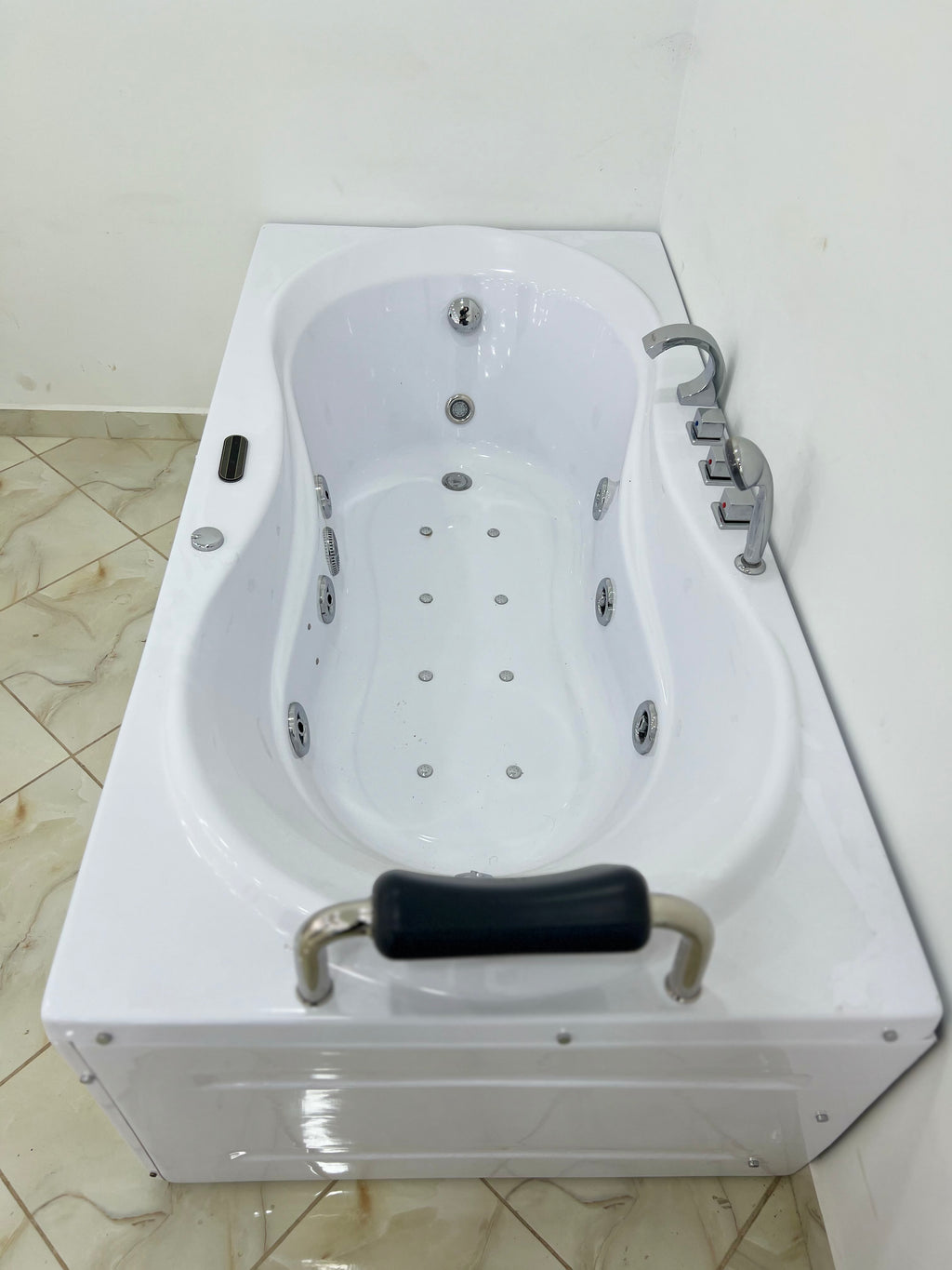 Jaccuzi Jurjura 180/90/55 Avec Spot et 2 Moteur et 1 place