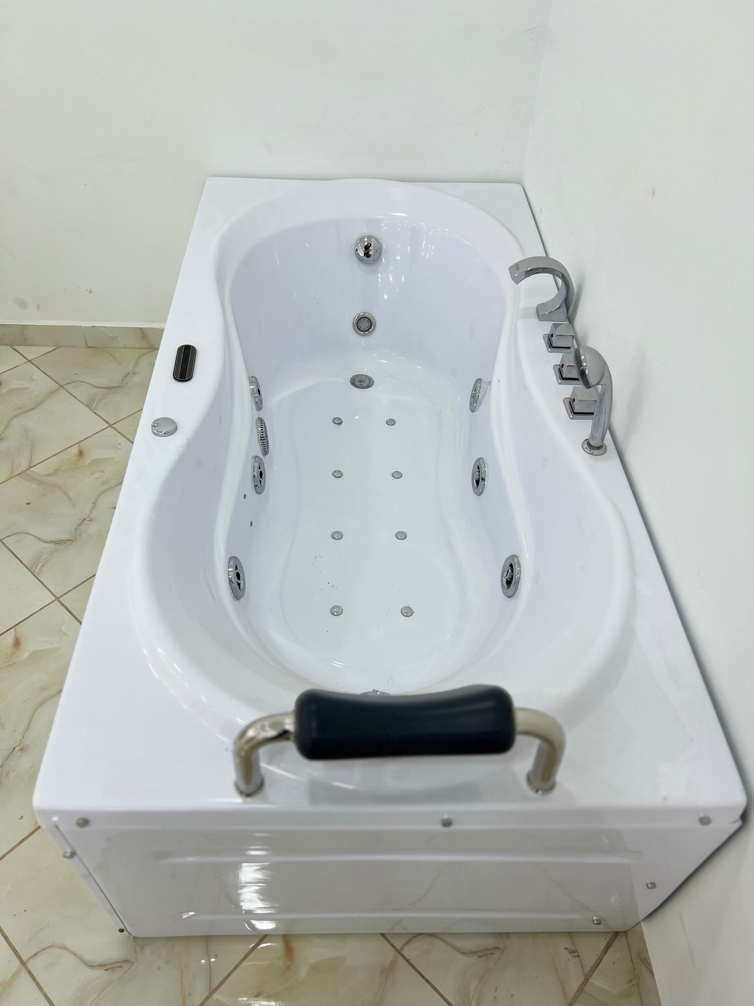Jaccuzi Jurjura 180/90/55 Avec Spot et 2 Moteur et 1 place