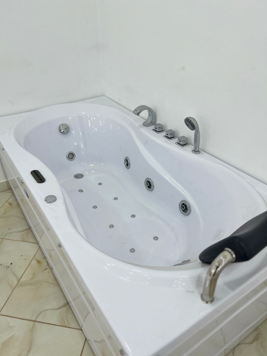 Jaccuzi Jurjura 180/90/55 Avec Spot et 2 Moteur et 1 place