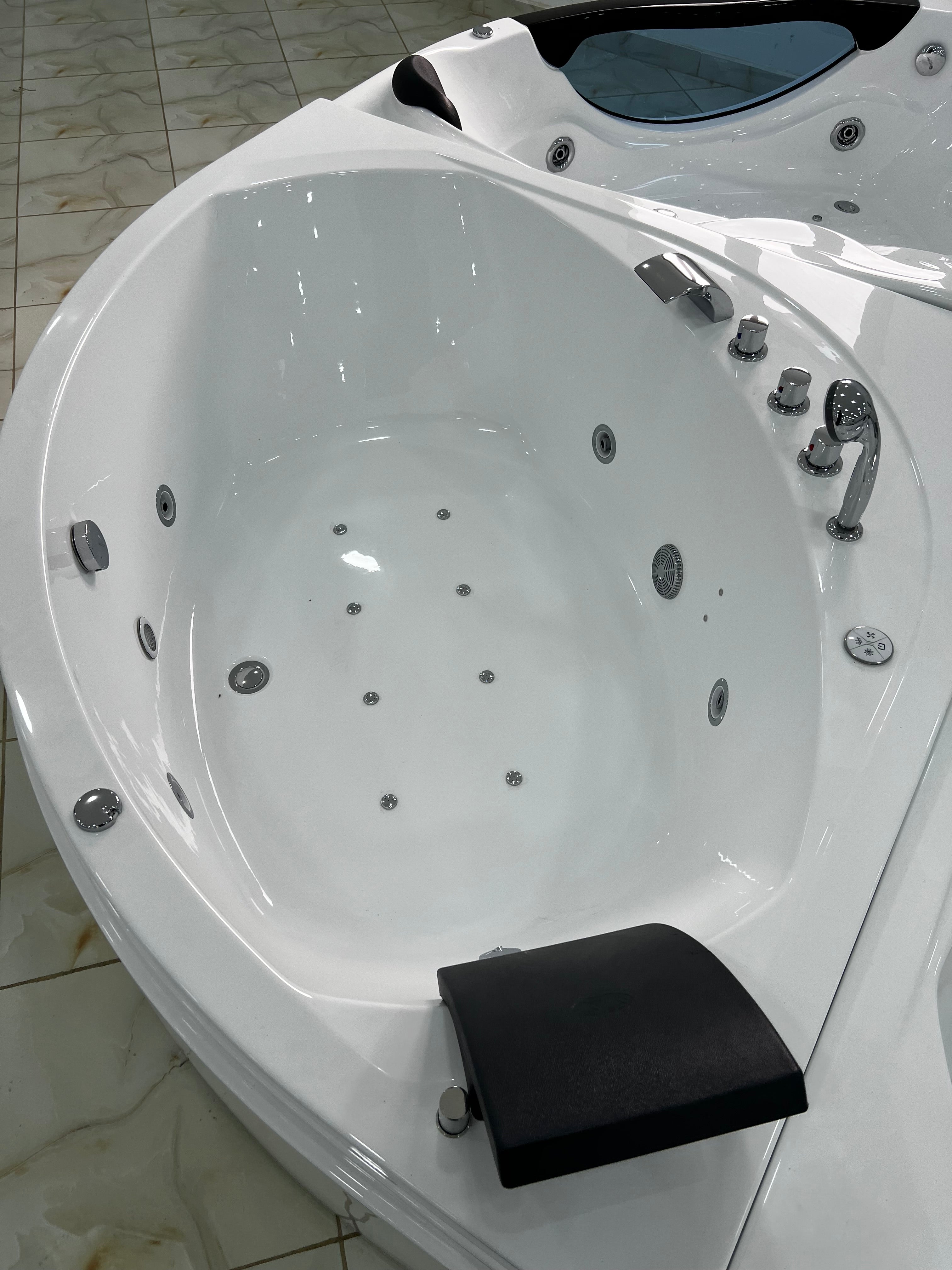 Jaccuzi Perla 150/150/60 Avec Spot et 2 Moteur et 1 place
